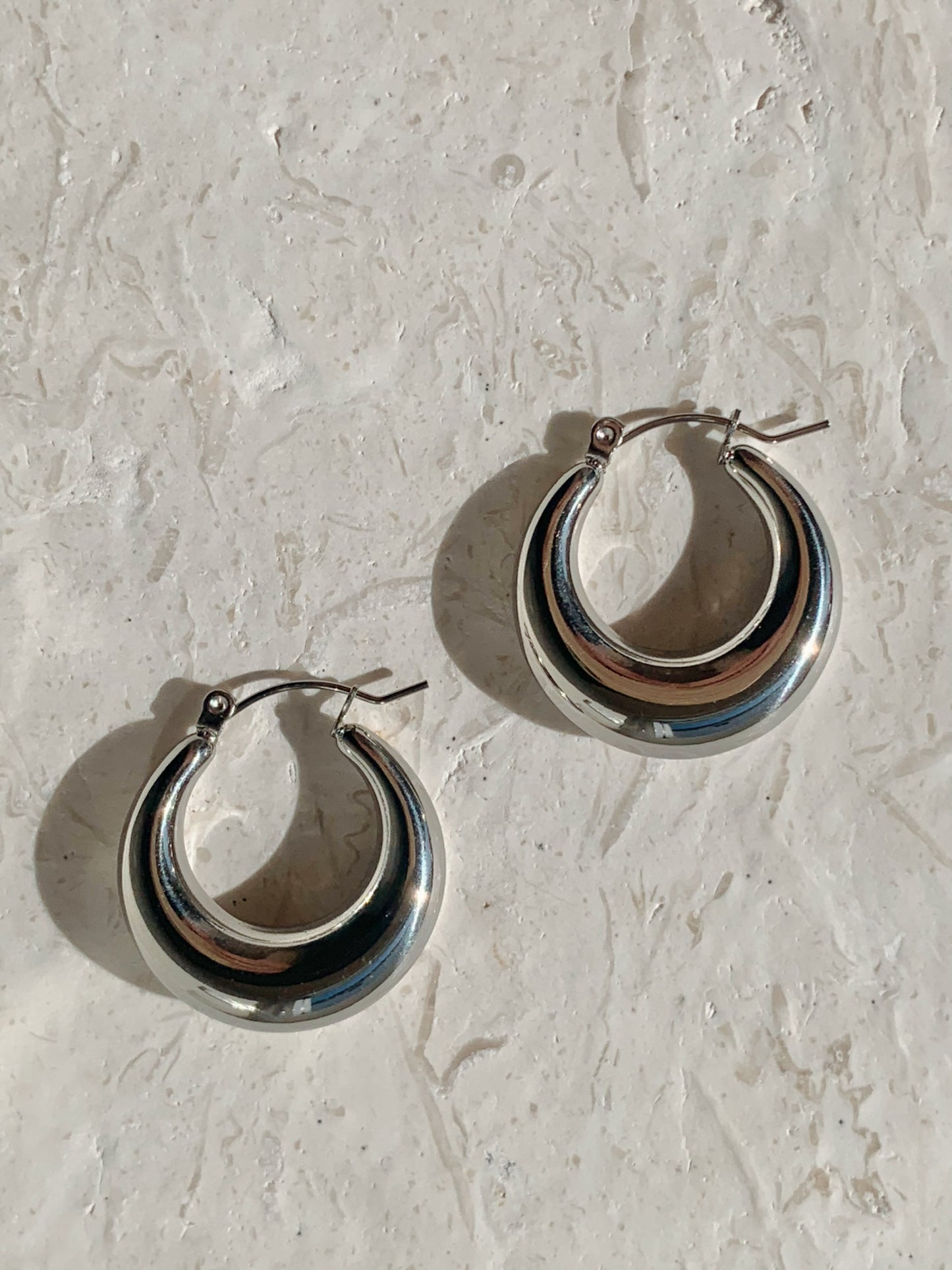 CORALINE SMALL HOOP EARRINGS SILVER