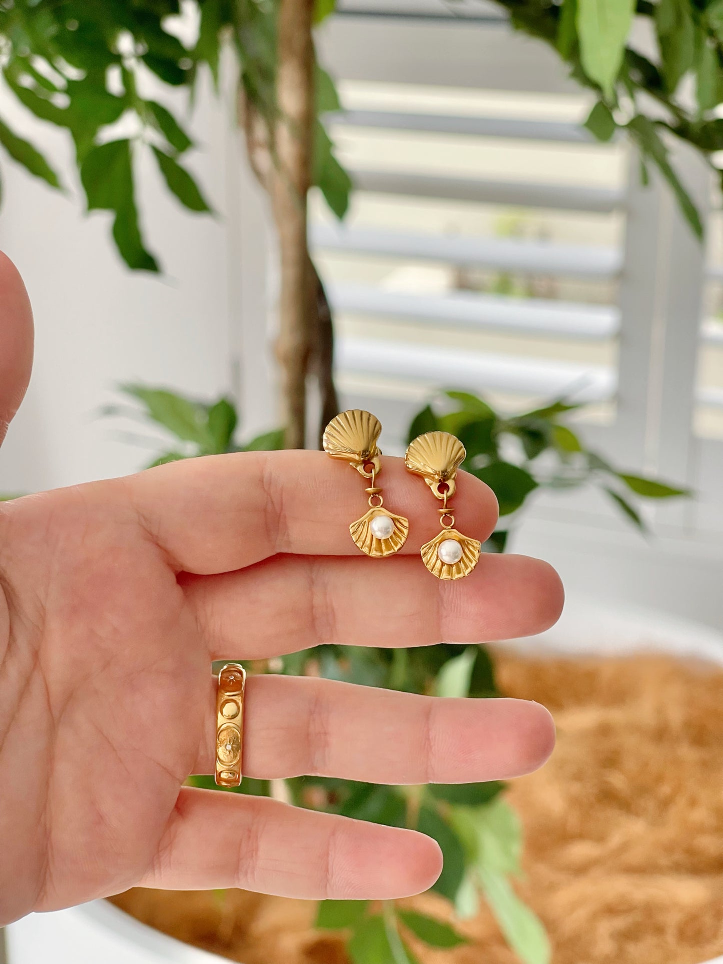 PEARL CLAM SHELL EARRINGS