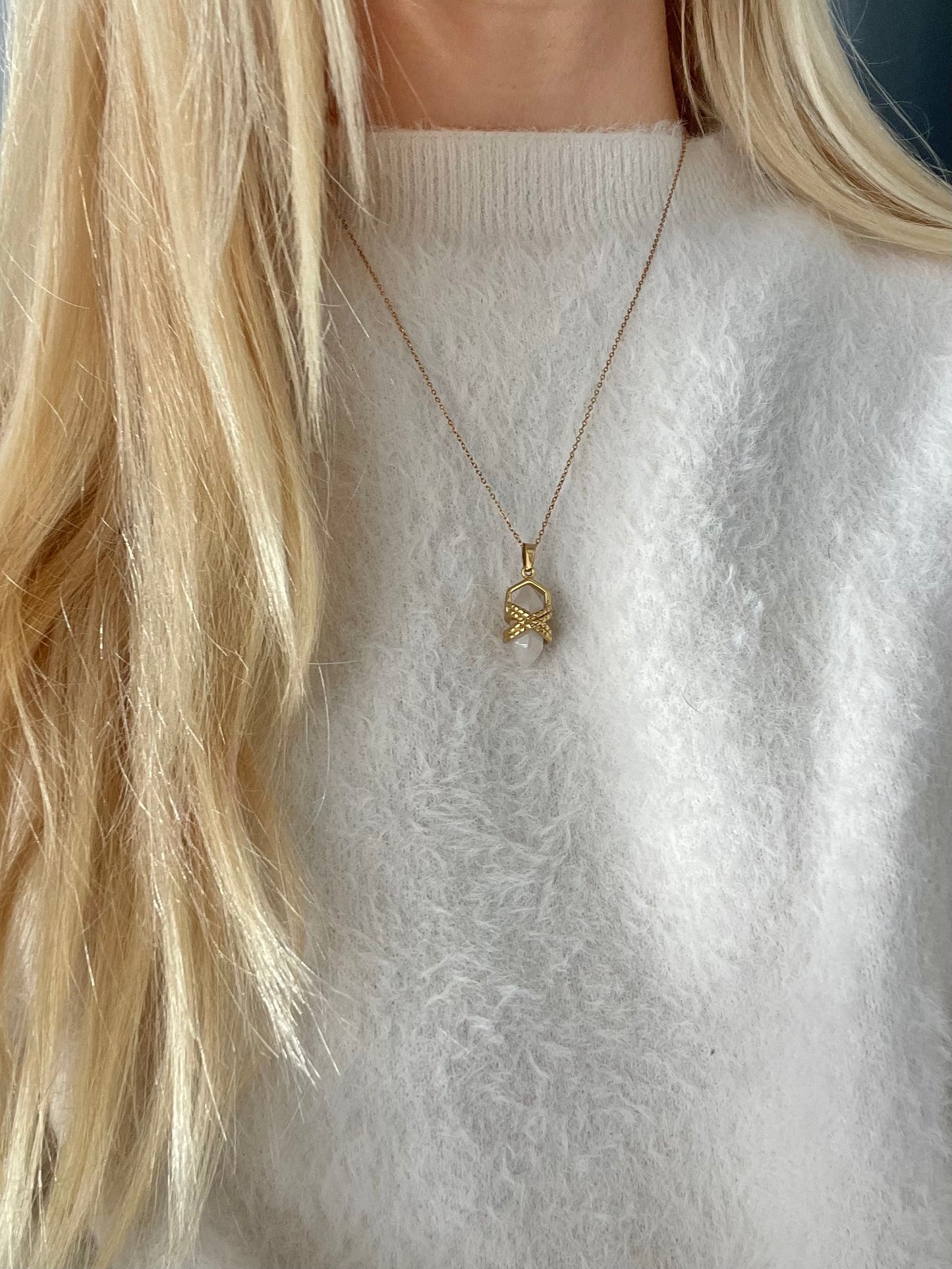 QUARTZ NECKLACE