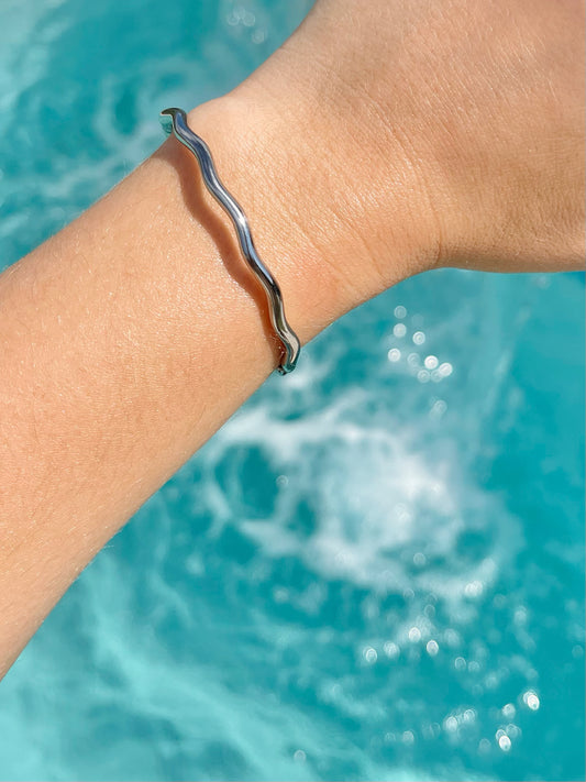 LEORA CLASP BANGLE
