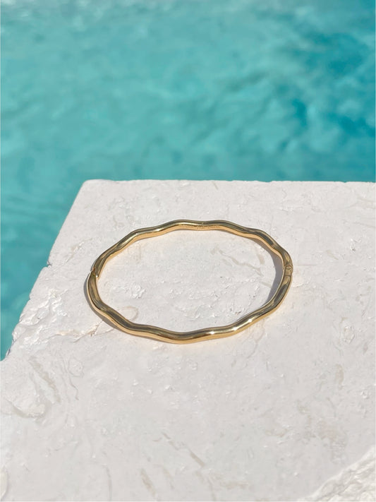 LEORA CLASP BANGLE