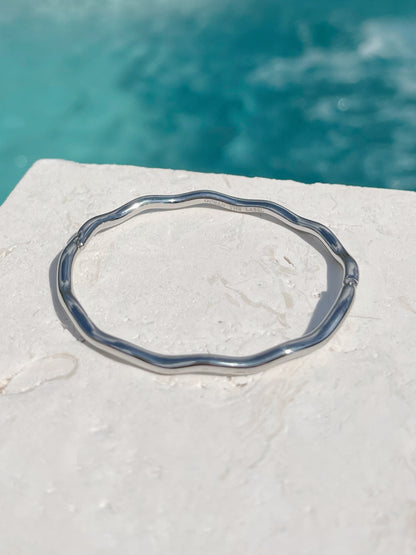 LEORA CLASP BANGLE