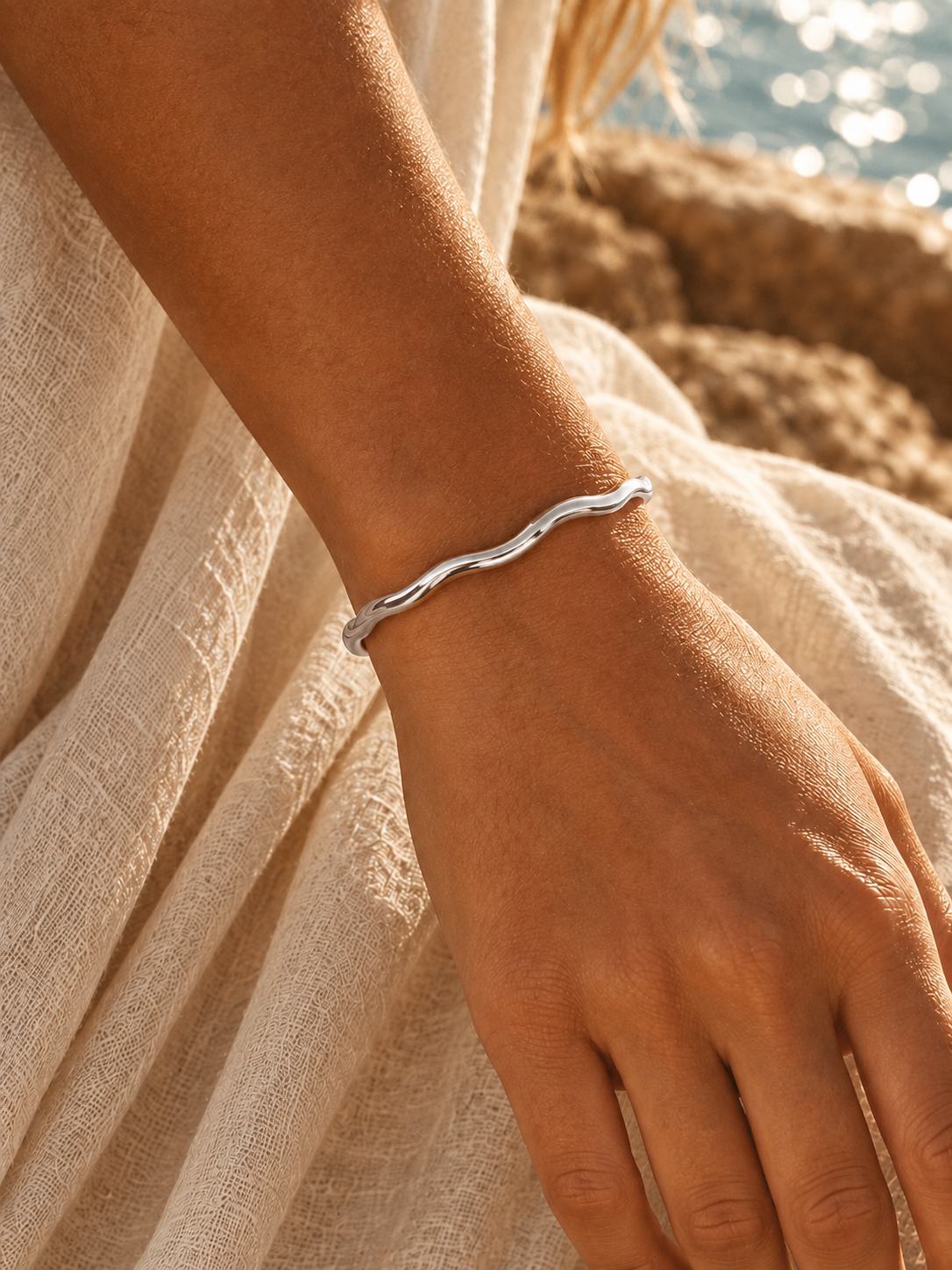 LEORA CLASP BANGLE