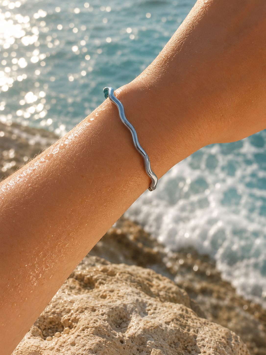 LEORA CLASP BANGLE