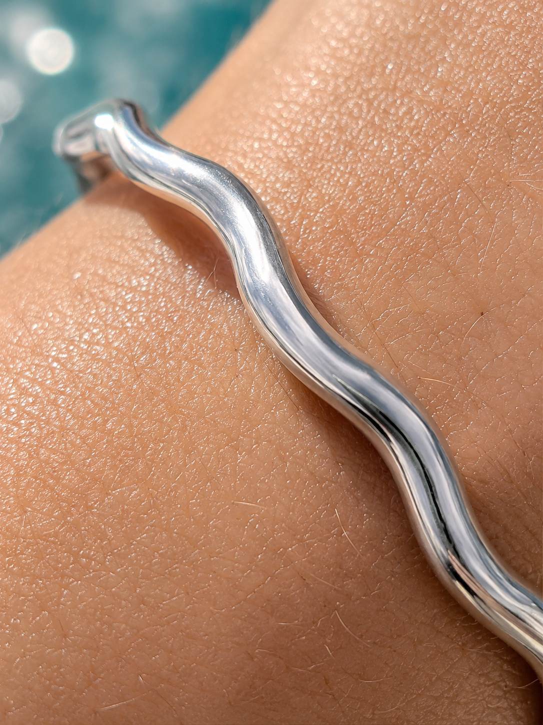 LEORA CLASP BANGLE