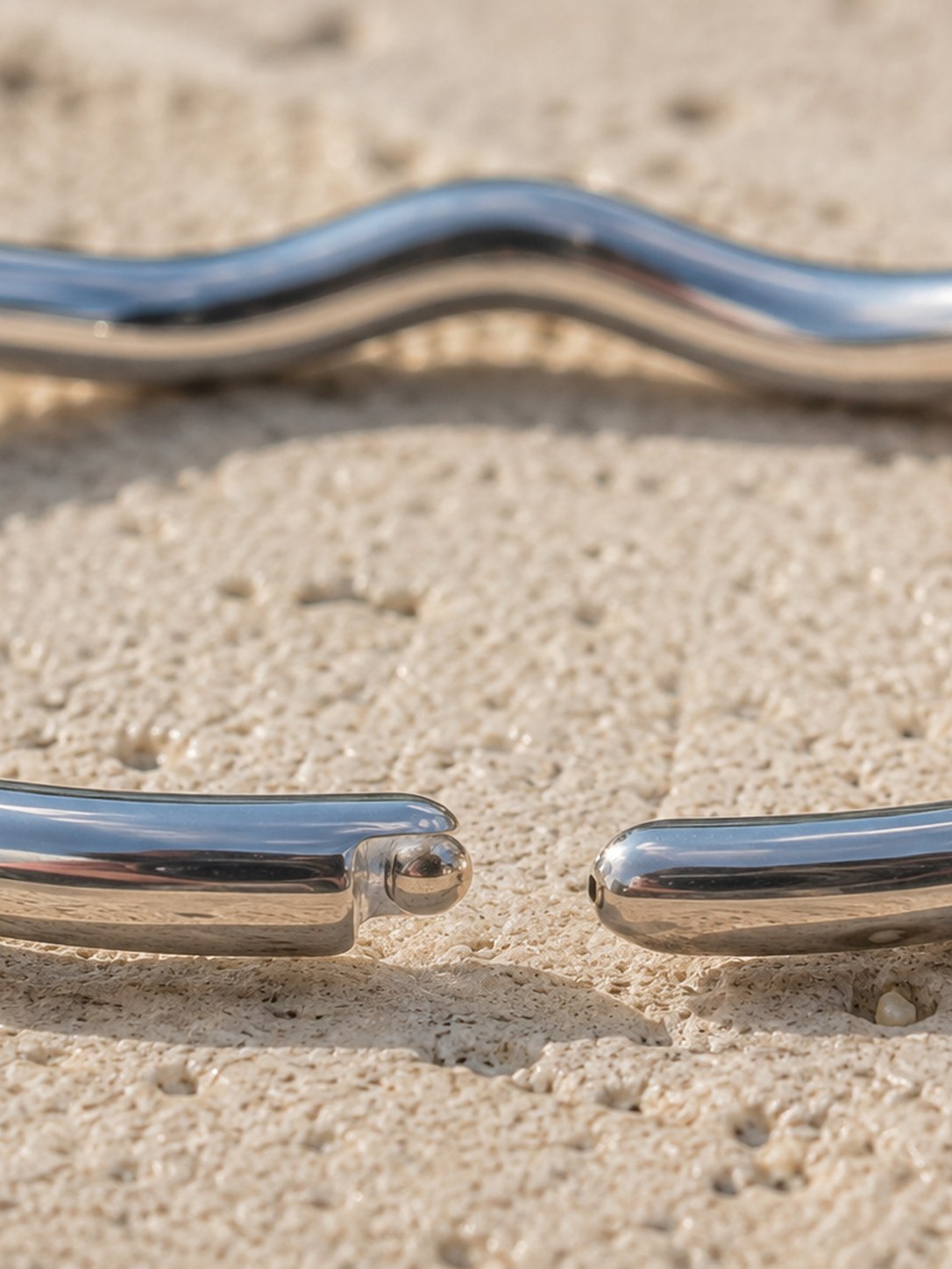 LEORA CLASP BANGLE