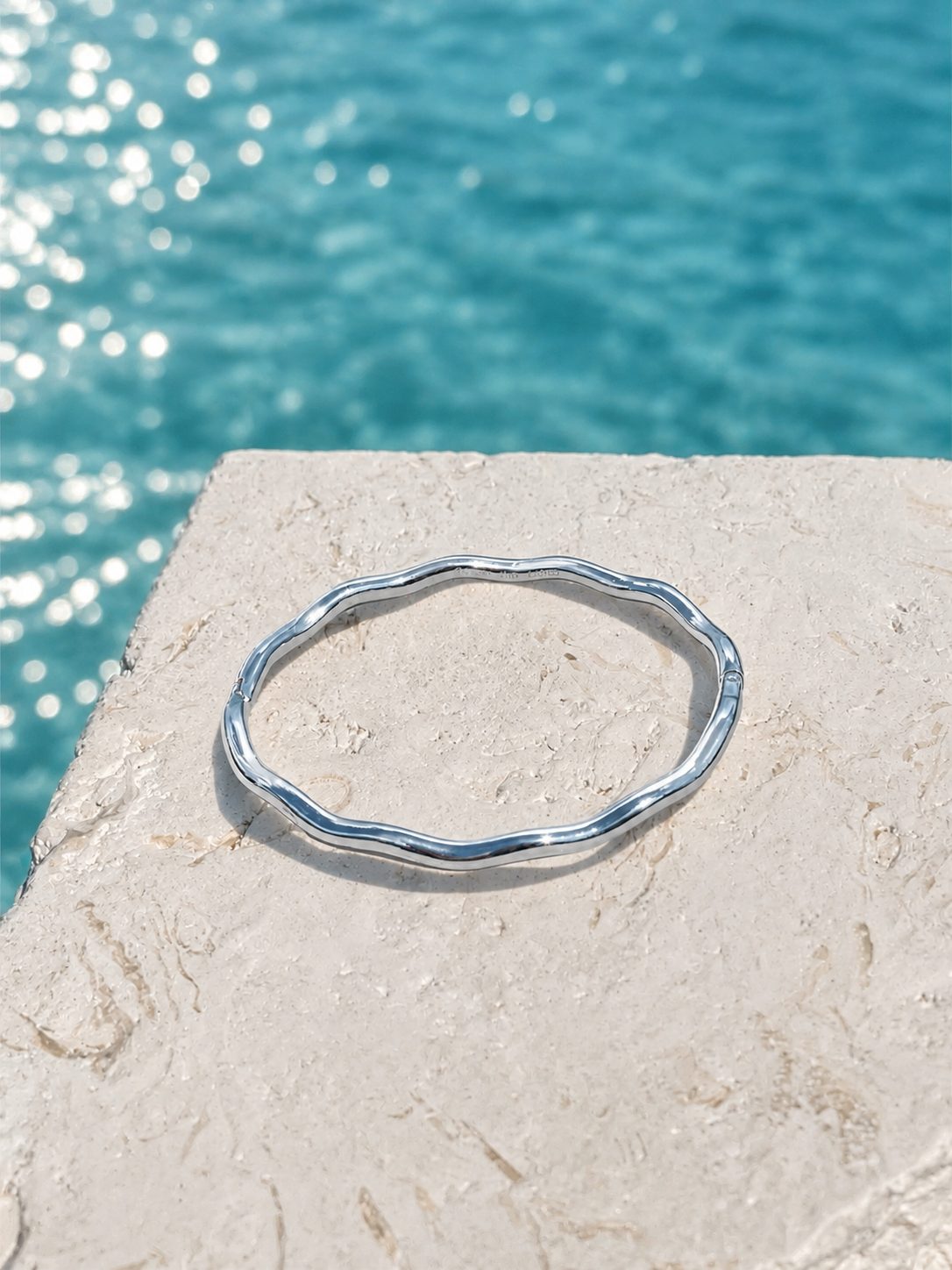 LEORA CLASP BANGLE